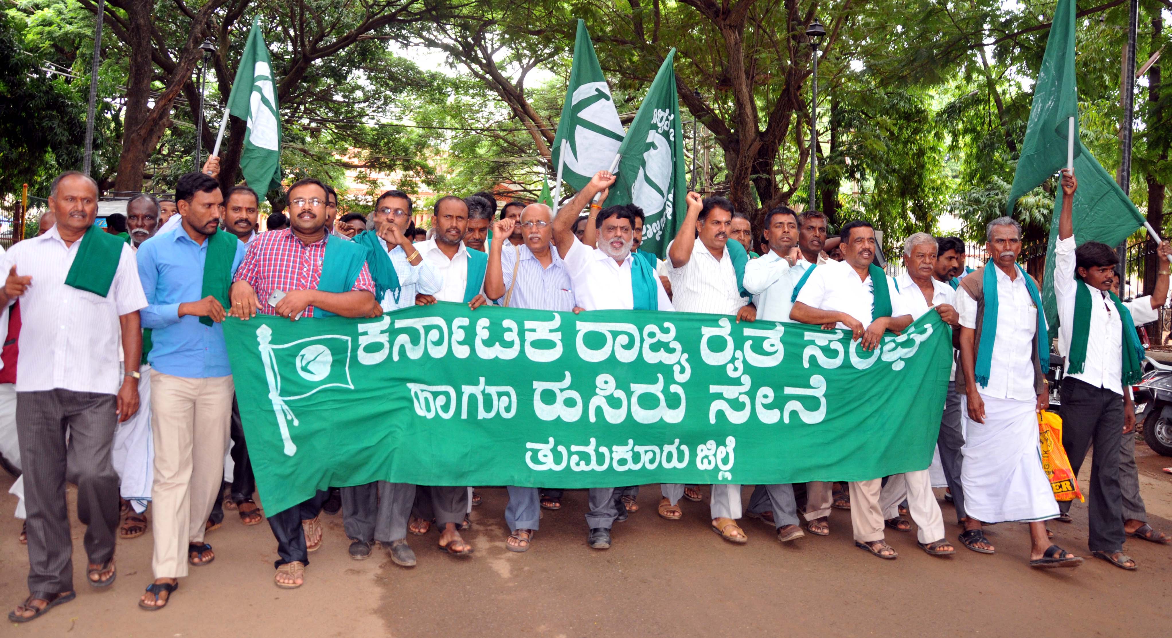ಗೋಲಿಬಾರ್ ಖಂಡಿಸಿ, ಸಾಲಮನ್ನಾಕ್ಕೆ ಒತ್ತಾಯಿಸಿ ರೈತರ ಪ್ರತಿಭಟನೆ